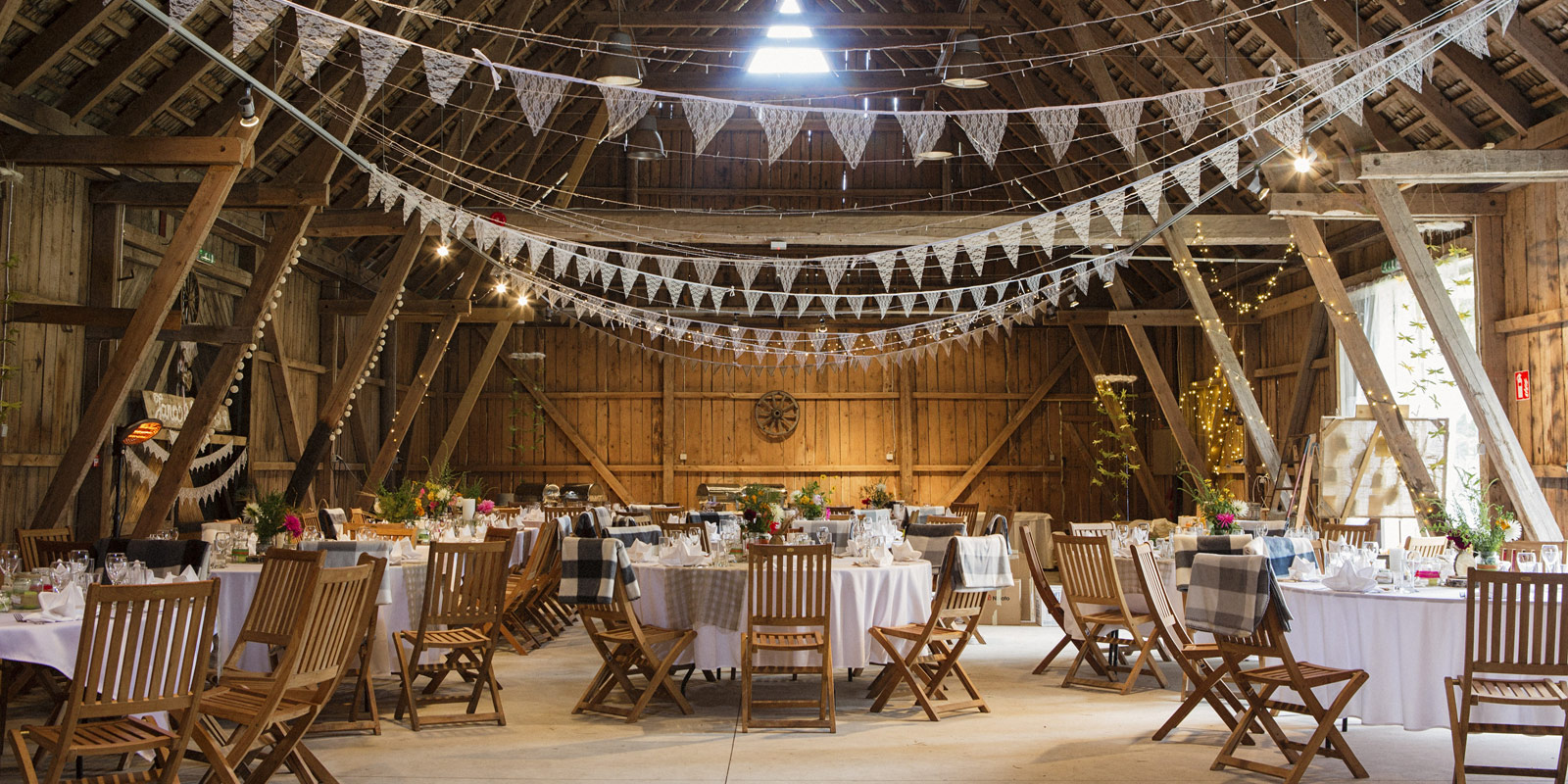 bohemian-barn-of-festival-wedding-in-friesland-