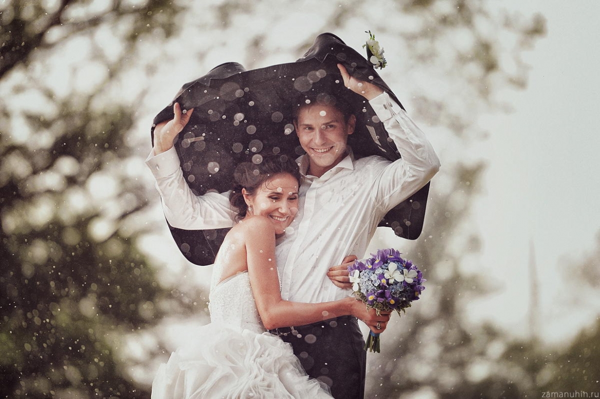 bruidspaar_in_de_regen